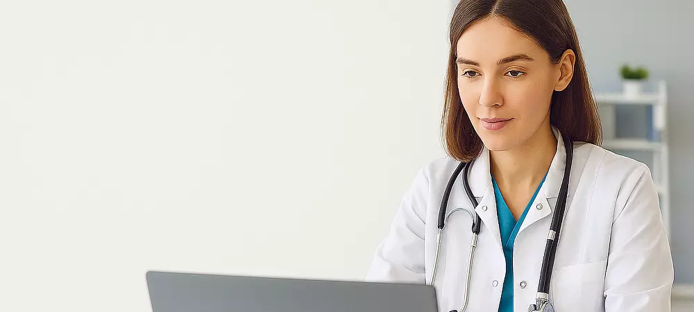 Ärztin vor dem Laptop bei der Arbeit